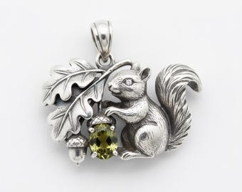Collana con ciondolo a forma di scoiattolo, foglia di quercia in argento, ghianda, pietra verde, ciondolo a forma di animale