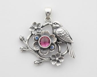 Collana con ciondolo a forma di uccello e fiore, argento, pietra rosa e blu, gioielli ispirati alla natura.