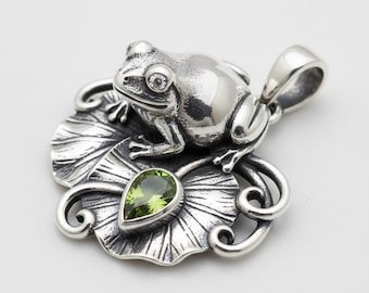 Colgante de rana, nenúfar plateado, collar con dije y piedra verde en forma de lágrima.