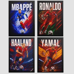 Może przedstawiać: Cztery oprawione plakaty z piłkarzami. Każdy plakat przedstawia innego zawodnika: Mbappé, Ronaldo, Haaland i Yamal. Zawodnicy są przedstawieni w akcji, z żywymi kolorami i dynamicznym tłem. Plakaty są w czarnych ramkach.