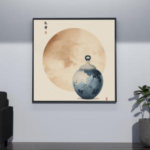 Może przedstawiać: Oprawiony wydruk artystyczny przedstawiający niebiesko-biały dekoracyjny wazon z pokrywką, ozdobiony kwiatowymi wzorami. Wazon umieszczony jest na dużym, okrągłym, beżowym tle, w czarnej ramie. Grafika ma minimalistyczną, inspirowaną Azją estetykę.