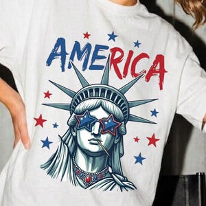 Statua della Libertà patriottica PNG, occhiali da sole a stella e stuzzicadenti PNG, design USA 4 luglio, sublimazione America retrò, grafica per le vacanze estive.