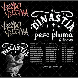 Könnte beinhalten: Digitaler Download mit dem Text "Peso Pluma" in stilisierten Schriftarten und einem Tourplan. Das Design beinhaltet das Wort "Dinastia" und eine Grafik von zwei Figuren. Der Hintergrund ist transparent.