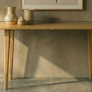 K&ouml;nnte beinhalten: Ein hellbrauner Holzkonsolentisch mit vier konisch zulaufenden Beinen und einer glatten, abgerundeten rechteckigen Tischplatte. Der Tisch ist 120 cm lang, 25 cm tief und 75 cm hoch. Drei Keramikvasen in verschiedenen Gr&ouml;&szlig;en stehen auf der Tischplatte.