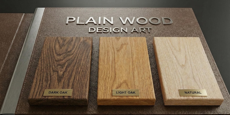 K&ouml;nnte beinhalten: Ein Pr&auml;sentationsboard mit der Aufschrift PLAIN WOOD DESIGN ART und drei rechteckigen Holzmustern. Die Muster sind mit kleinen Metallschildern versehen, die DARK OAK, LIGHT OAK und NATURAL beschriftet sind und verschiedene Holzmaserungen zeigen.