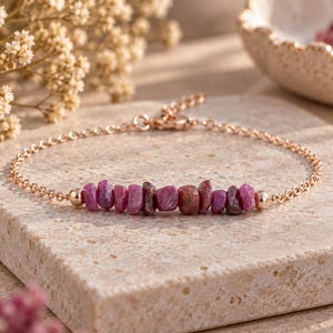 Rubinarmband, Armband mit natürlichen roten Edelsteinsplittern, Geburtsstein-Schmuck für Juli, Liebesgeschenk