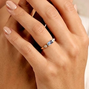 Bague en or 14 carats avec pierre de naissance sertie de diamants baguette • Bague rubis baguette • Alliance personnalisée avec pierre précieuse • Bague fine à superposer • Cadeau pour maman • Cadeau d'anniversaire