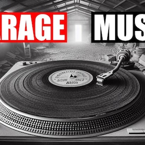 Puede incluir: Imagen en blanco y negro de un tocadiscos con un disco de vinilo reproduciéndose. La palabra "GARAGE" está en un recuadro rojo a la izquierda, y "MUSIC" en un recuadro negro a la derecha. El fondo es un garaje.
