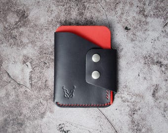 Portafoglio con patta in pelle pieno fiore cucita a mano, nero e rosso, conciato al vegetale / Markore Niva Glide