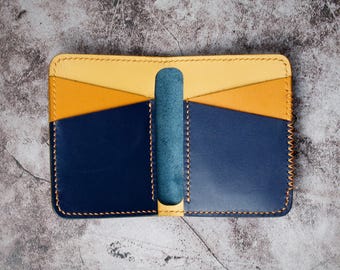Carteira dobrável vertical azul com interior colorido, em couro curtido vegetal de flor integral costurado à mão | Markore Ravi Edge
