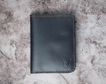 Carteira vertical dobrável em couro curtido vegetal de grão integral preto, costurada à mão, com detalhes em marrom | Markore Ravi Fold