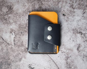 Porta-cartões em couro integral costurado à mão, carteira com aba em couro curtido vegetal preto e âmbar | Markore Niva Glide