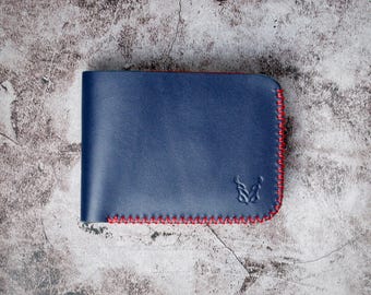 Portafoglio classico a due ante in pelle blu conciata al vegetale con bordo cucito a mano in rosso / Markore Hunza Edge
