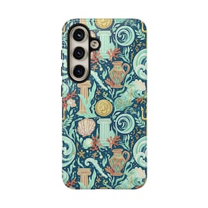 以下が含まれることがあります： 濃いティール色の背景に、ベージュ、コーラル、ティール色の古典的な柱、貝殻、コイン、波の繰り返し模様が施された携帯電話ケース。ケースにはトリプルレンズカメラが付いています。