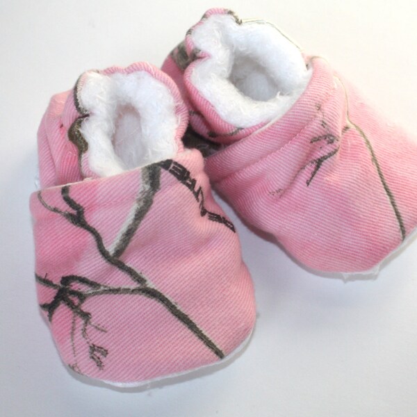 Pink realtree ready to ship baby shoes,size 1 newborn baby slippers soft sole baby shoes slippers pink camo fuzzy slippers