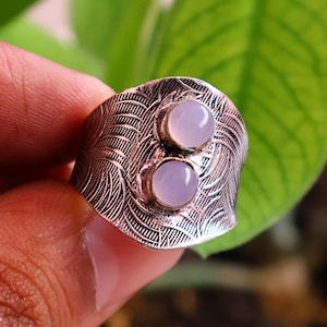 Breiter Statement Ring aus Rosen quarz, Sterling silber, größenverstellbar, zwei Edelstein Cabochons, handgefertigt
