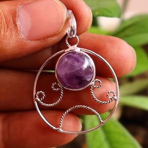 Sterling zilveren hanger met amethist in cirkelvorm, met de hand omwikkeld met zilver draad, ketting met geboortesteen van februari