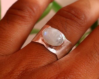 Anello artigianale in argento sterling e pietra di luna, fascia larga, cabochon di pietra di luna arcobaleno, boho, portafortuna di giugno