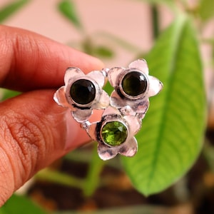 Blumen ring aus Sterling silber mit Peridot Trio Fassung | Natürliche grüne Edelsteine | Handgefertigter Schmuck | Geburtsstein für August