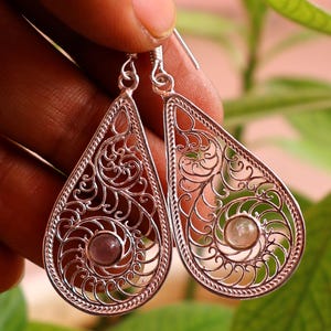 Pendientes románticos de cuarzo rosa en forma de lágrima, filigrana de plata de ley, diseño colgante, pendientes para mujer, gema artesanal