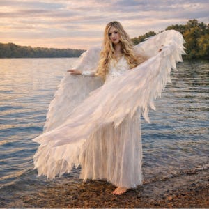 Ali d'angelo bianche mobili, fatte a mano per balli e servizi fotografici. Grandi ali d'angelo per matrimoni e look fantasy.