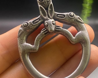Anillo colgante amuleto de dragón conejo de hierro y meteorito tibetano, talismán de protección budista vintage
