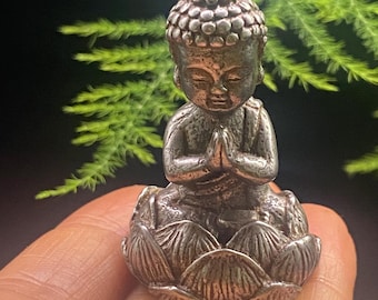 Colgante de Buda pequeño sobre loto, amuleto budista de meditación en plata envejecida,