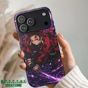 Könnte beinhalten: Eine schwarze Handyhülle mit einer lebendigen Anime-Illustration eines Charakters mit roten Haaren und einer roten Jacke, der ein Schwert hält. Die Hülle hat einen lila und schwarzen Hintergrund mit dem Text "S.P.E.C.I.A.L CREATIONS" unten.