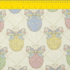 Puede incluir: Un patrón repetido de adornos en forma de mariposa de colores pastel sobre un fondo crema. Los adornos son en tonos de azul, rosa, amarillo y verde, con detalles intrincados y un lazo en la parte superior. Se ve un patrón de rejilla de diamantes dorados.
