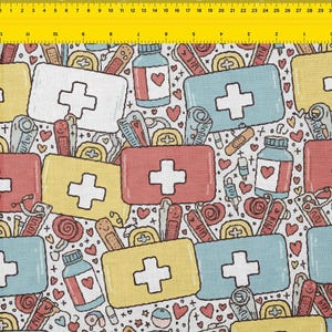 Op de afbeelding: Een herhalend patroon van medische benodigdheden op een witte achtergrond. Het ontwerp bevat EHBO-koffers, medicijnflesjes met harten, verbanden en stethoscopen in rood, geel en blauw. Kleine hartjes en kruizen zijn verspreid.