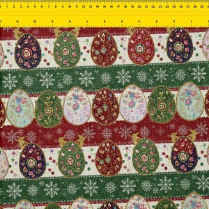 Peut inclure: Un motif de tissu avec des œufs de Pâques décorés de différentes couleurs, notamment le rouge, le vert et le violet. Le fond est composé de rayures blanches, de bandes vertes avec des flocons de neige et de rayures rouges. Les œufs sont ornés de motifs floraux.