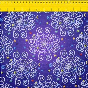 Puede incluir: Una tela con temática de Halloween con un patrón repetitivo de telarañas blancas, arañas, estrellas y lunas crecientes sobre un fondo morado oscuro. El diseño presenta arañas y estrellas coloridas, creando un ambiente festivo.