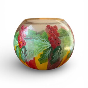 Peut inclure: Un bol rond en verre transparent avec des motifs botaniques peints &agrave; la main. Le bol pr&eacute;sente des baies rouges, des feuilles vertes et des rayures jaunes et rouges. Le bord du bol a une bordure dor&eacute;e.
