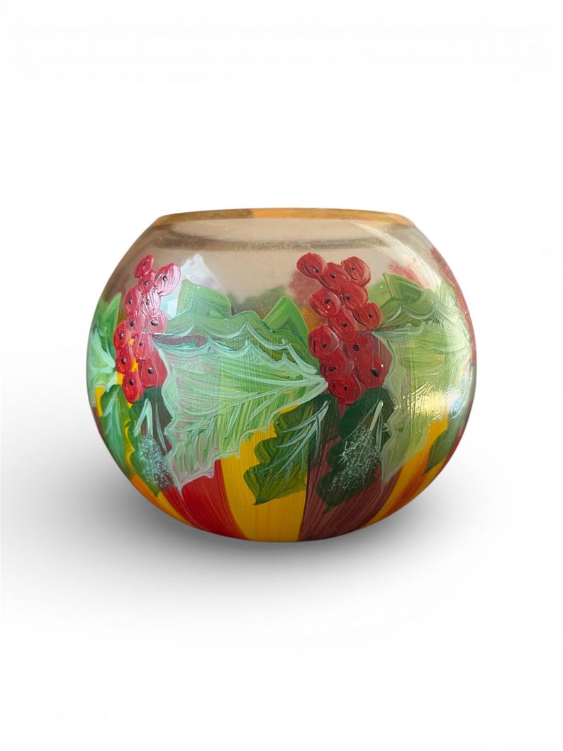 Peut inclure: Un bol rond en verre transparent avec des motifs botaniques peints &agrave; la main. Le bol pr&eacute;sente des baies rouges, des feuilles vertes et des rayures jaunes et rouges. Le bord du bol a une bordure dor&eacute;e.