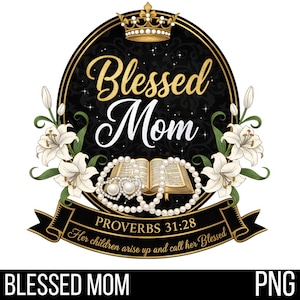 Puede incluir: Un diseño digital con la frase "Blessed Mom" en oro y blanco, enmarcada en un círculo negro y dorado. El diseño incluye una corona, lirios, una Biblia y una pancarta con el texto "Proverbios 31:28".
