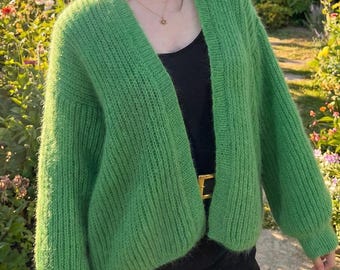 Grüne Mohair-Mischung Strickjacke, weiche, flauschige, kurze Strickjacke für Frauen, Merinowolle, Kuscheliger Luxus-Strick