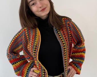 Handgemachte Häkeljacke - Großmutter Quadrat Patchwork Jacke - Bunter Boho Pullover - Einzigartiges Handwerker Geschenk für Frauen Retro Festival Oberbekleidung