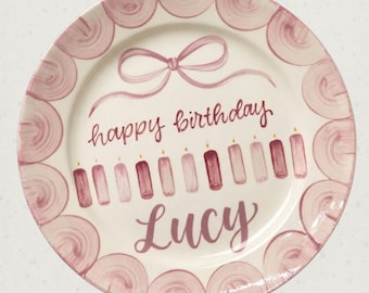 Plato de cumpleaños personalizado pintado a mano / Recuerdo personalizado / Velas de cumpleaños artísticas rosas y plato con borde festoneado con pinceladas - BCP128