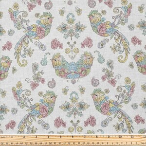 Könnte beinhalten: Stoff mit einem sich wiederholenden Muster aus bunten Vögeln und floralen Elementen in Pastelltönen von Rosa, Blau, Gelb und Grün. Das Design enthält ein Lineal mit Zoll- und Zentimetermessungen.