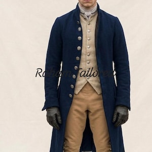 Puede incluir: Un abrigo largo azul marino con botones plateados, un chaleco beige, pantalones tipo calzón color canela, medias claras, zapatos negros con hebillas, guantes oscuros y un sombrero de tres picos marrón. El texto "Roham Tailored" es visible.