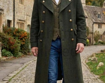 Sobretudo militar masculino verde de lã, modelo trench coat vintage de oficial, com abotoamento duplo e corte longo para o inverno.