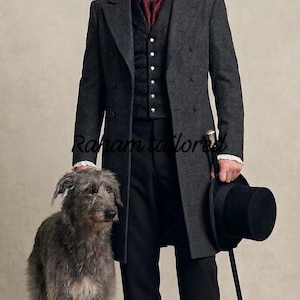 Könnte beinhalten: Ein dunkelgrauer doppelreihiger Mantel, eine schwarze Weste und eine Hose. Ein schwarzer Zylinder und ein Gehstock werden gehalten. Ein großer grauer Hund steht in der Nähe. Das Outfit ist formell und vintage.
