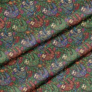 Op de afbeelding: Een stof met een herhalend patroon van luiaards die aan takken hangen. De luiaards zijn in tinten blauw, groen en rood, met ingewikkelde ontwerpen. De achtergrond is donkergroen met bloemen.