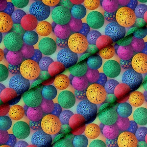 Puede incluir: Un vibrante patrón de tela con un diseño repetido de esferas texturizadas y coloridas. Las esferas son en tonos de rojo, verde, azul, amarillo y morado, creando una estética dinámica. Las esferas tienen patrones de superficie intrincados.