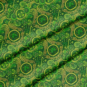 Pode incluir: Tecido verde com um padrão repetido de trevos, nós celtas e outros desenhos temáticos do Dia de São Patrício. O design apresenta tons de verde e dourado, criando um visual festivo e detalhado. O tecido é provavelmente usado para vestuário ou decoração de casa.