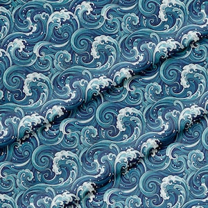 Op de afbeelding: Een stof met een herhaald patroon van gestileerde oceaangolven in tinten blauw en wit. Het ontwerp bevat wervelende kammen en schuimige details, waardoor een dynamische en getextureerde uitstraling ontstaat. Het algemene thema is nautisch en roept de zee op.