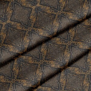 Könnte beinhalten: Nahaufnahme eines Stoffes mit Schlangenmuster. Der Stoff weist ein sich wiederholendes Rautenmuster mit strukturiertem Aussehen auf. Die Farbpalette umfasst Brauntöne, Schwarz und Gold, wodurch ein realistischer Reptilienhaut-Effekt entsteht.