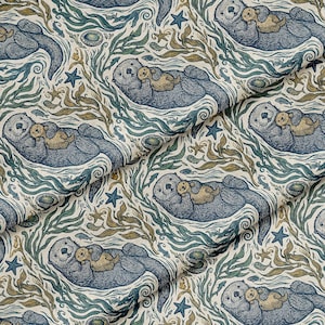 Puede incluir: Patrón de tela repetitivo con nutrias marinas y sus crías, nadando entre algas, estrellas de mar y elementos marinos. Las nutrias son de color azul y marrón, sobre un fondo crema, evocando un tema marino.
