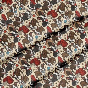 Könnte beinhalten: Ein sich wiederholendes Muster mit Boston Terriern, Hundehütten, Hydranten, Knochen, Pfotenabdrücken und Bällen auf beigem Hintergrund. Die Hunde sind in verschiedenen Posen, einige tragen Bandanas. Das Design ist verspielt und für Produkte mit Haustierthemen geeignet.