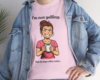 Non sto urlando, questa è la mia voce calma. Maglietta divertente per mamma con caffè.